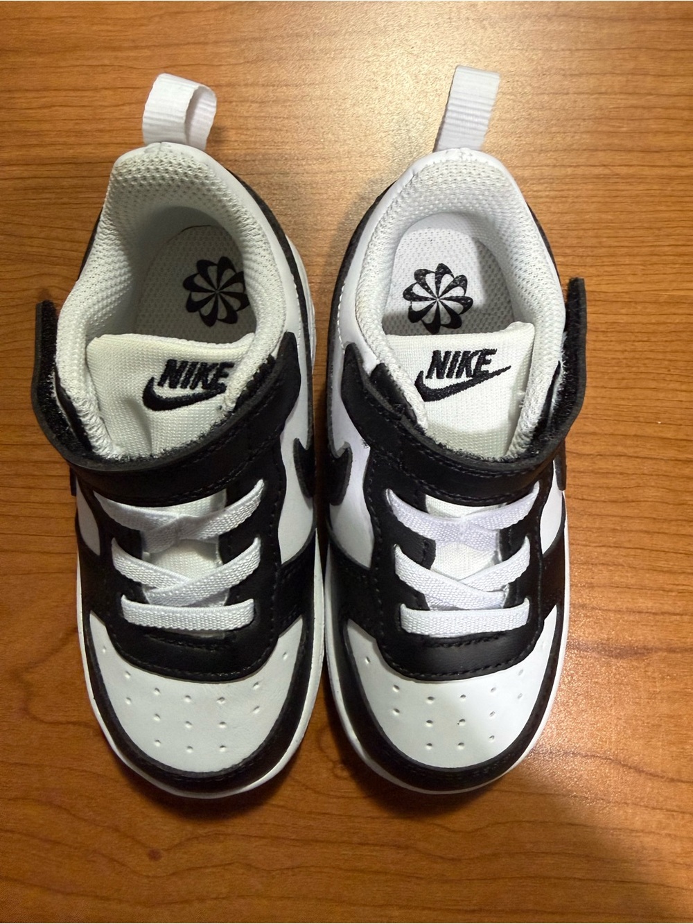 Nike Kids Black and White Low-Top Sneakers with Hook-and-Loop Strap